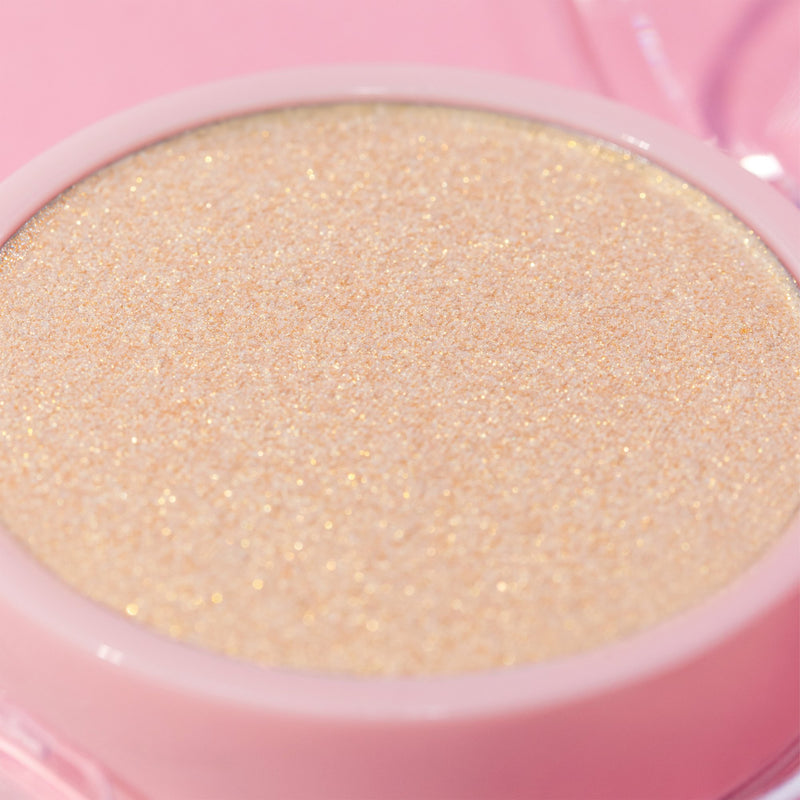 Essence Dancing Around the Xmas Tree All Over Highlighter 01 Dancefloor Dust, all-over highlighter met gouden glinstering