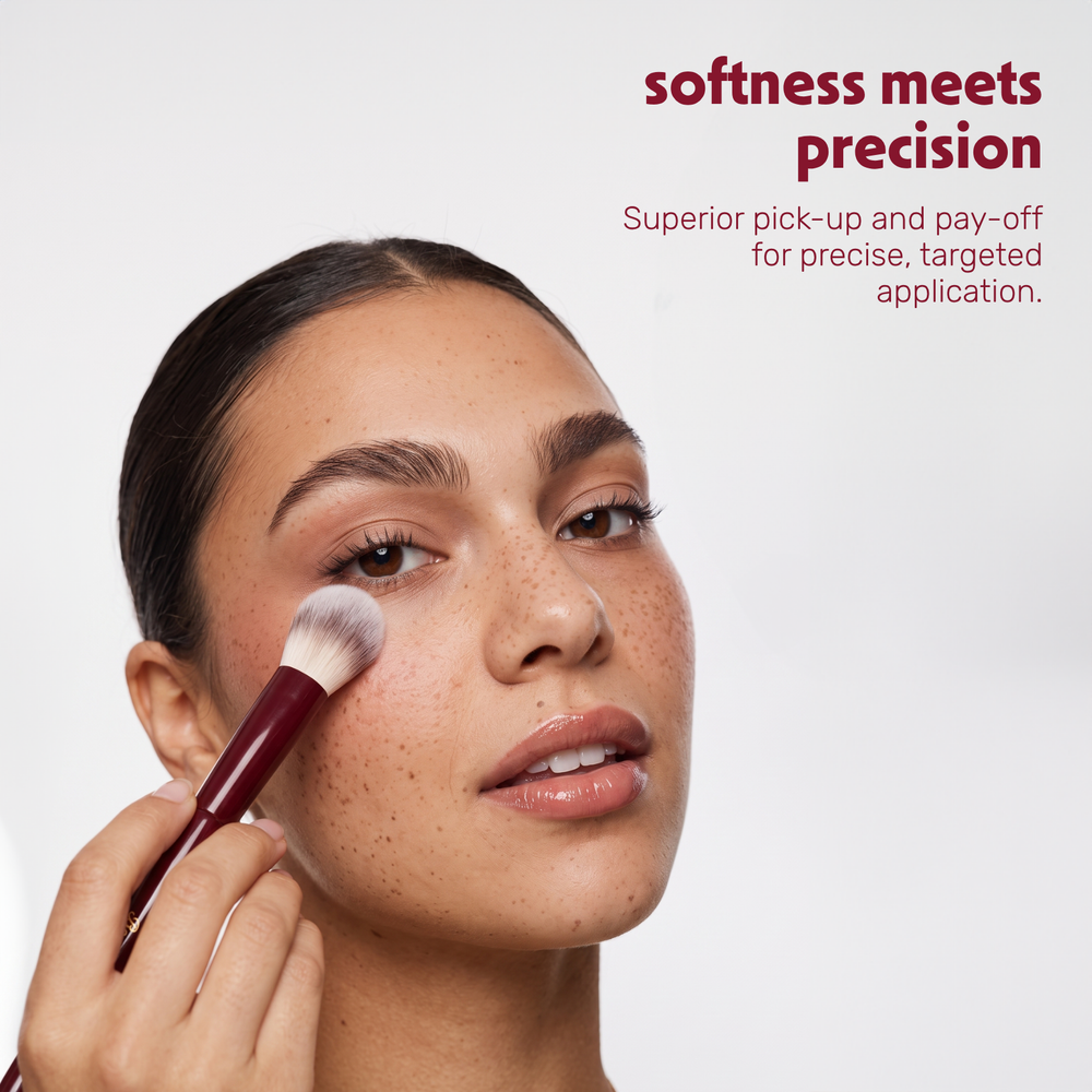 Una modella applica la cipria sul viso con il Boozyshop Flawless Precision Powder Brush