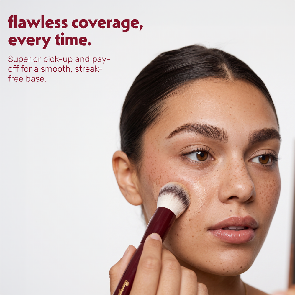 Una modella applica il fondotinta sul viso con il Boozyshop Flawless Round Foundation Brush