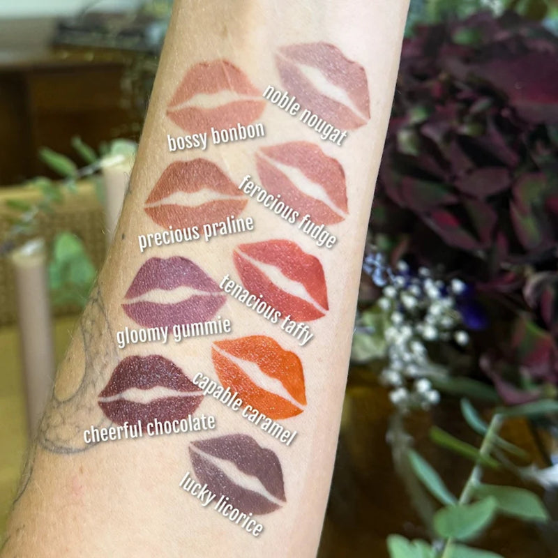 Singe Beauty Evocative Lip Fluff Capable Caramel, mousse-achtige liquid lipstick met matte finish, foto 2 van 2