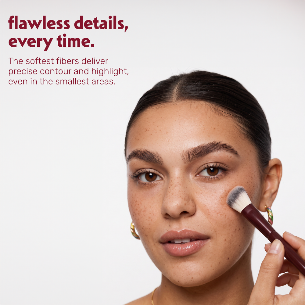 Una modella applica il contouring sulla guancia con il Boozyshop Flawless Small Angle Face Brush