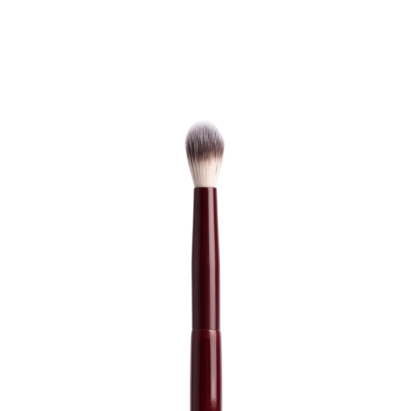 Boozyshop Flawless Blended Crease Brush, primo piano della testina del pennello su sfondo bianco