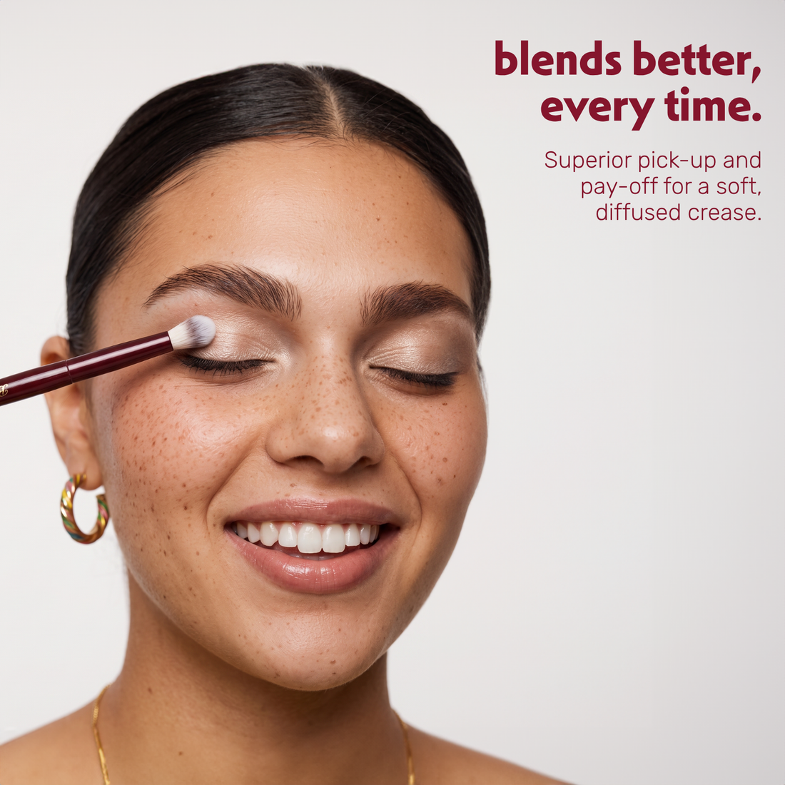 Una modella sfuma l'ombretto nella piega dell'occhio con il Boozyshop Flawless Blended Crease Brush