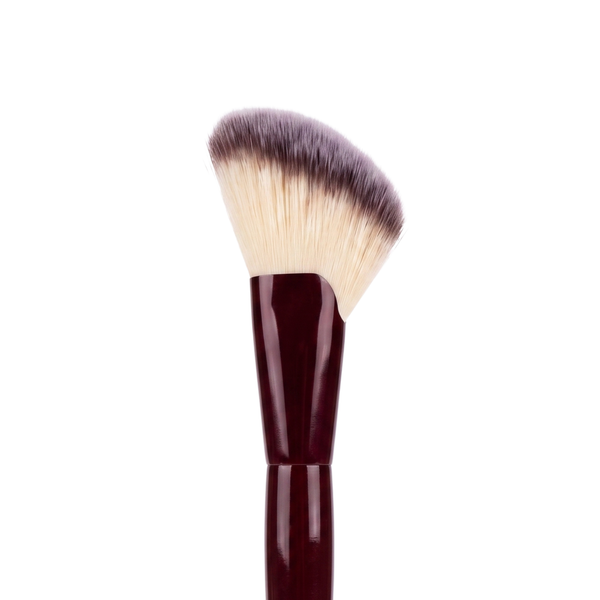 Boozyshop Flawless Angled Powder Brush, primo piano della testina obliqua del pennello su sfondo bianco