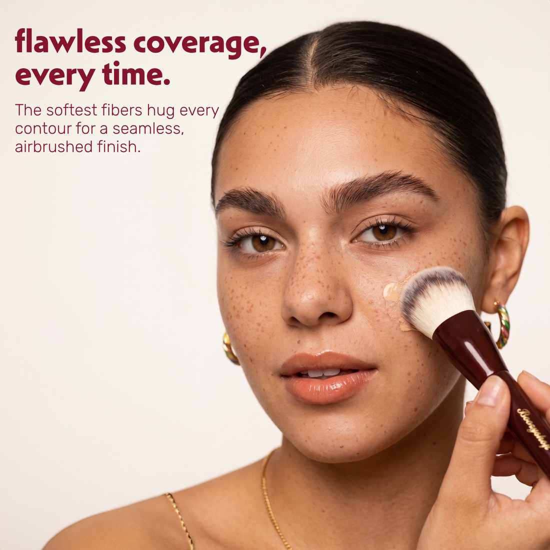 Una modella applica il fondotinta sul viso con il Boozyshop Flawless Contoured Foundation Brush