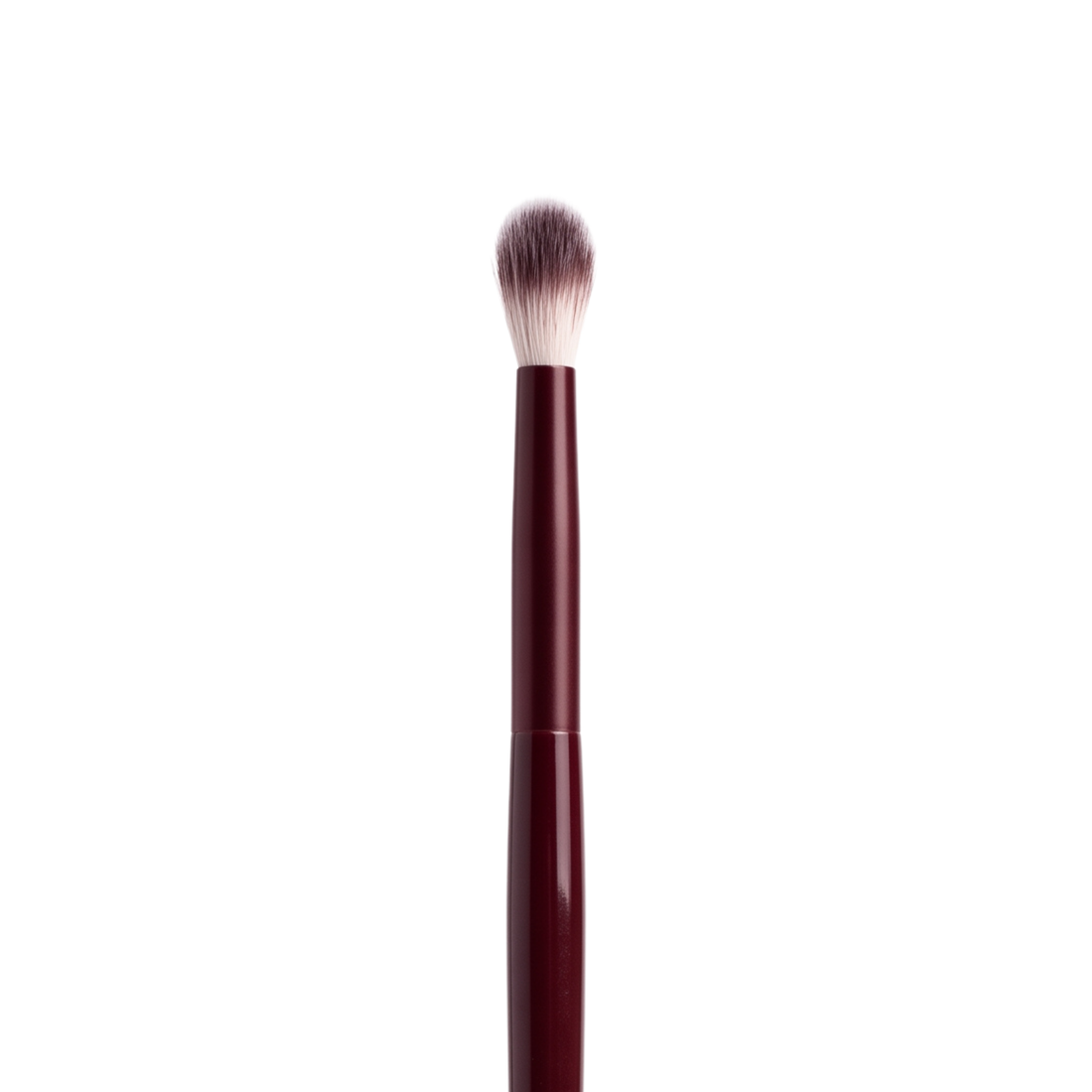 Boozyshop Flawless Defined Crease Brush, primo piano della testina del pennello su sfondo bianco