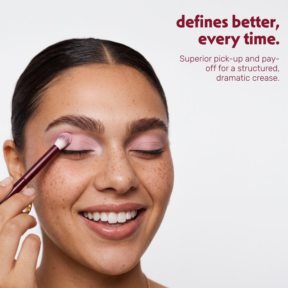 Una modella applica l'ombretto nella piega dell'occhio con il Boozyshop Flawless Defined Crease Brush