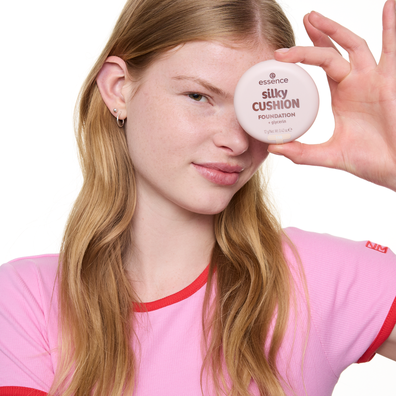 Essence Silky Cushion Foundation 115, lichtgewicht foundation met medium dekking, foto 7 van 8