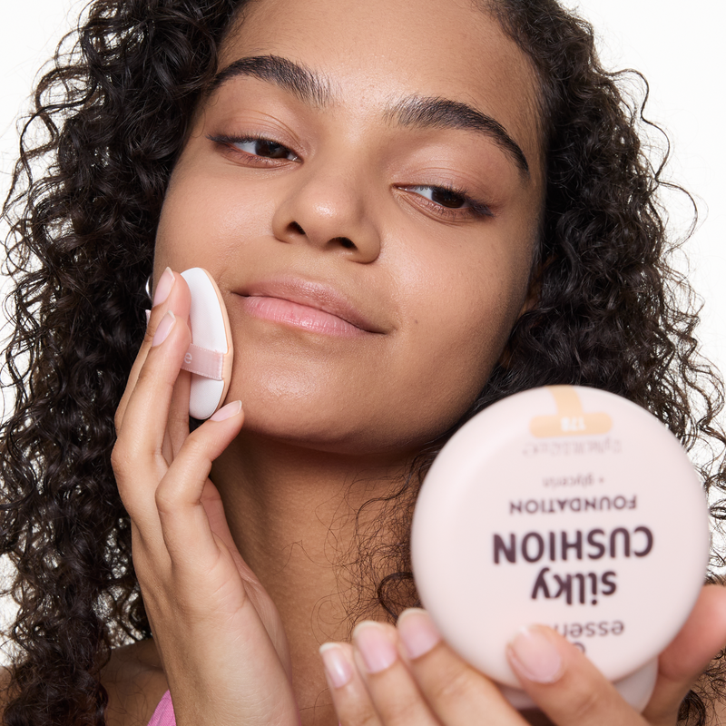 Essence Silky Cushion Foundation 230, cushion foundation met medium dekking, foto 9 van 11