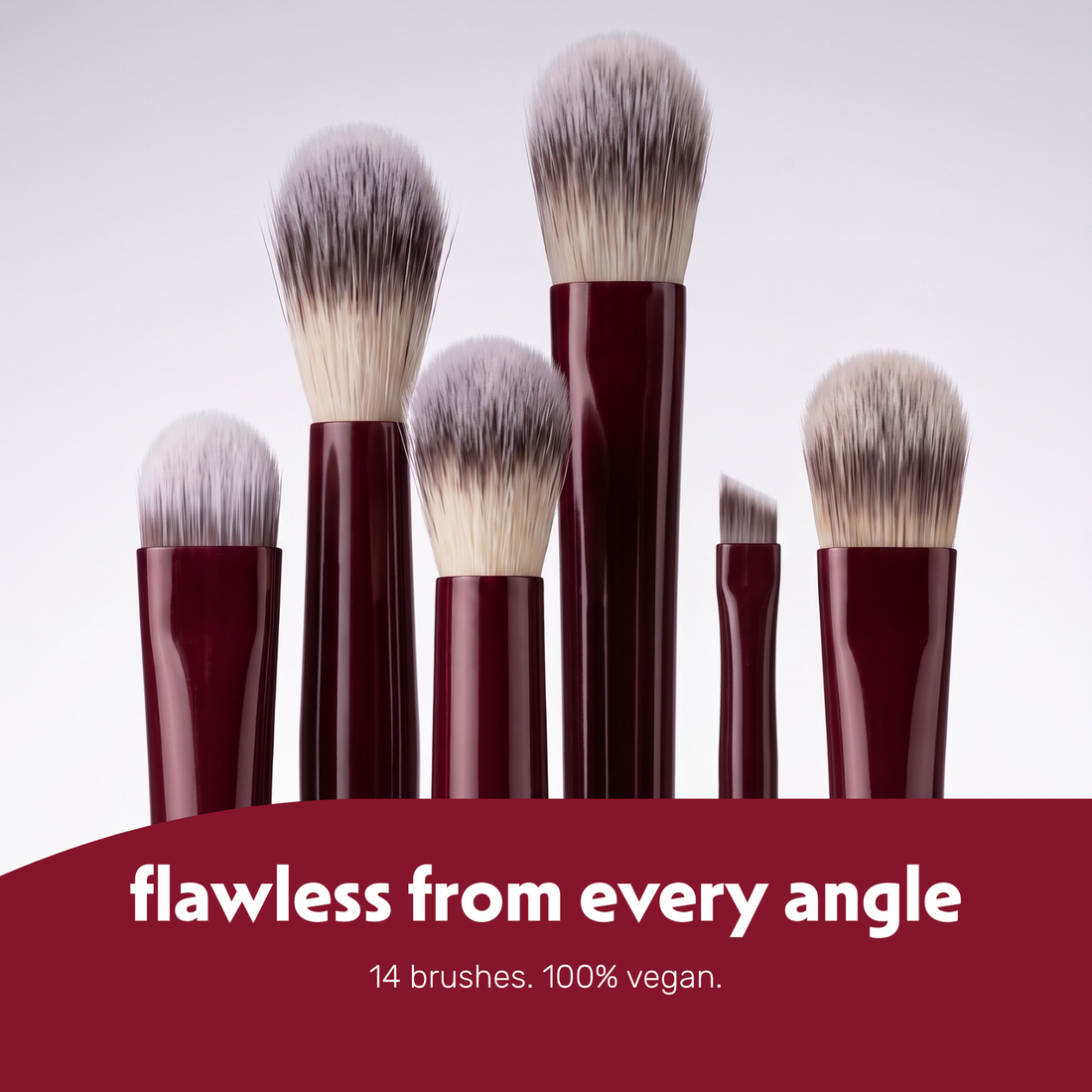 I quattordici pennelli della linea Boozyshop Flawless uno accanto all'altro