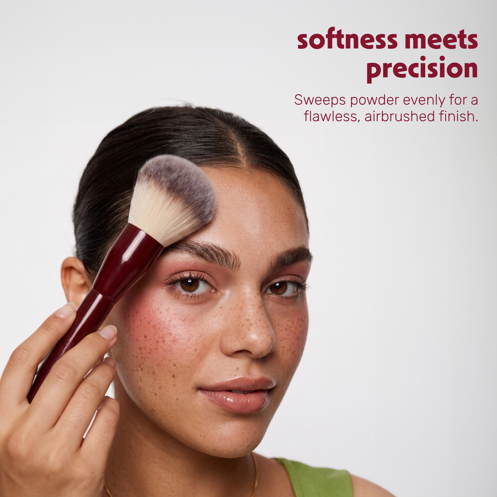 Una modella applica la cipria sul viso con il Boozyshop Flawless Powder Brush