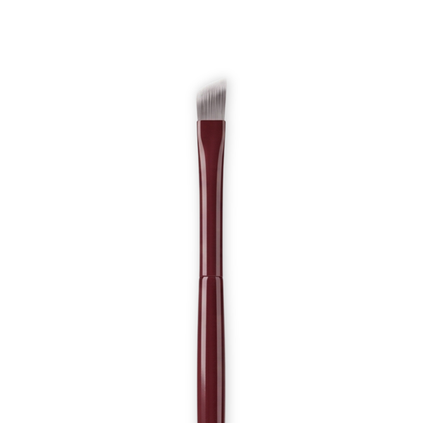 Boozyshop Flawless Precision Angle Eye Brush, primo piano della testina obliqua del pennello su sfondo bianco