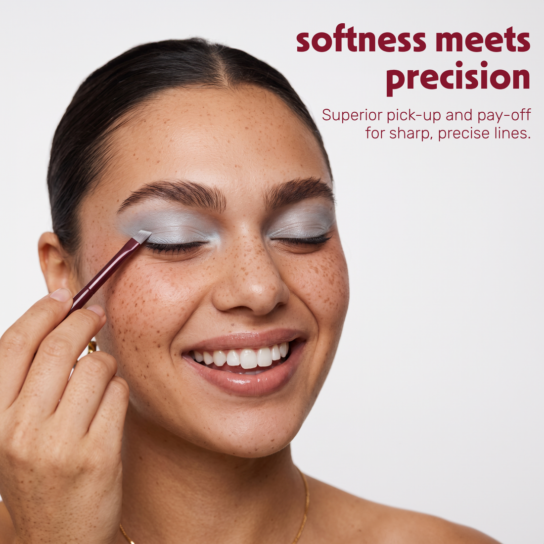 Una modella applica il trucco occhi con il Boozyshop Flawless Precision Angle Eye Brush