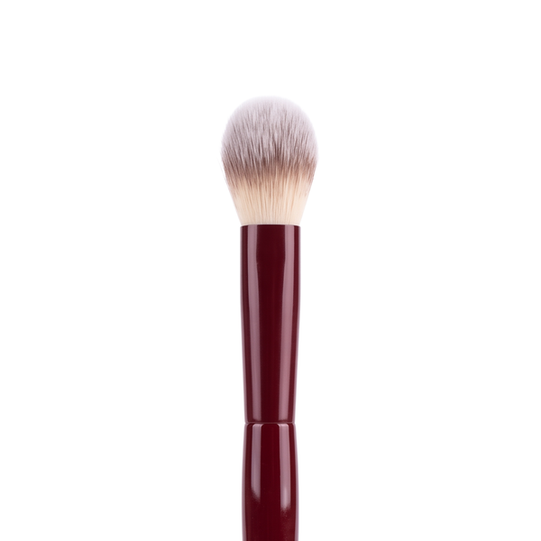 Boozyshop Flawless Precision Powder Brush, primo piano della testina del pennello su sfondo bianco