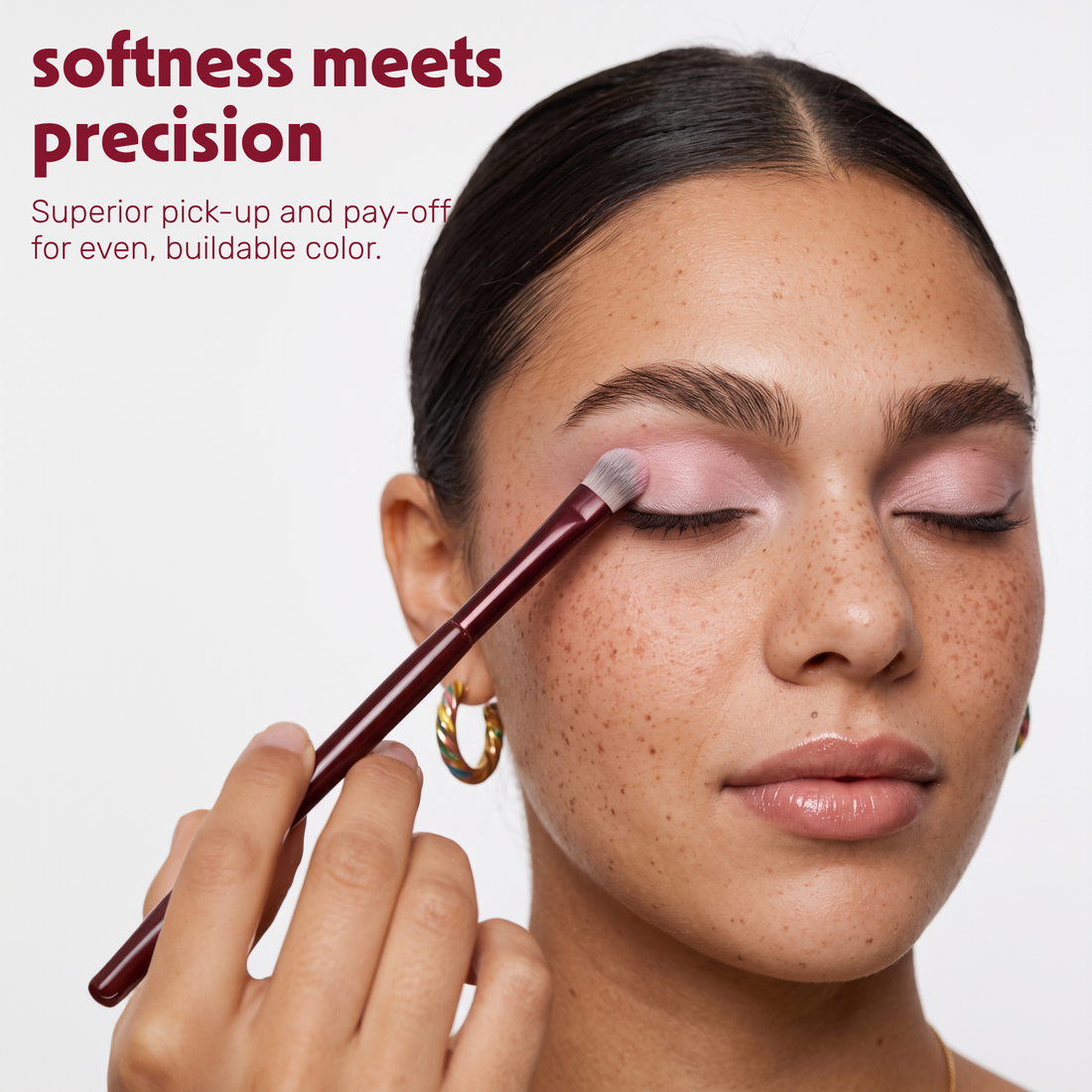 Una modella applica l'ombretto sulla palpebra con il Boozyshop Flawless Shader Brush