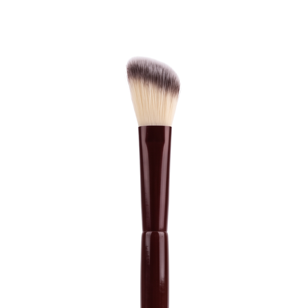 Boozyshop Flawless Small Angle Face Brush, primo piano della testina obliqua del pennello su sfondo bianco