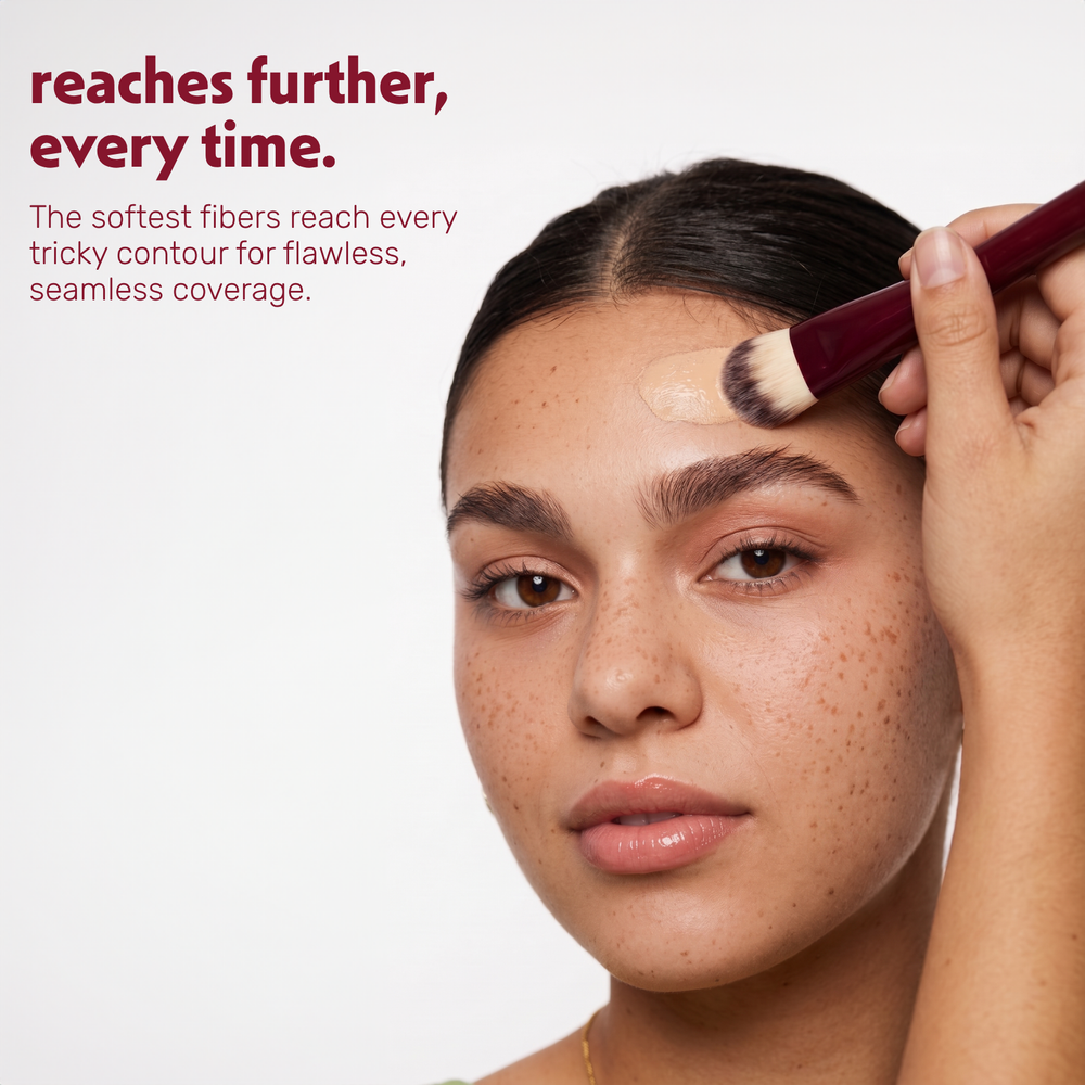 Una modella applica il fondotinta sul viso con il Boozyshop Flawless Small Contoured Foundation Brush