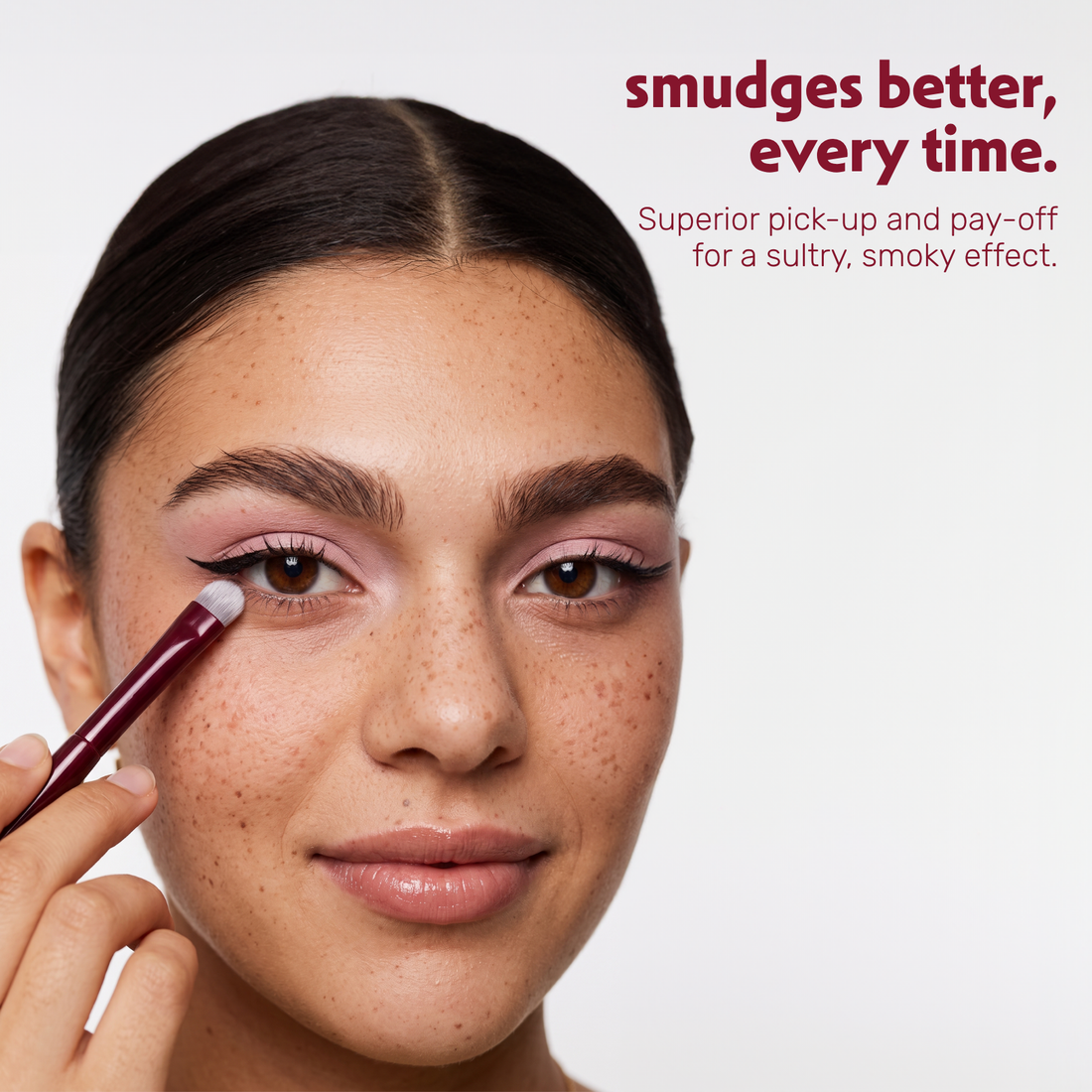 Una modella sfuma l'ombretto lungo la rima ciliare con il Boozyshop Flawless Smudge Brush
