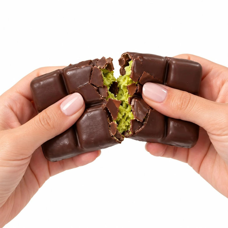 Squishy Wax Cracking Dubai Chocolate Squishy, een bruine chocoladereep-vormige squishy met een krakende waxlaag.